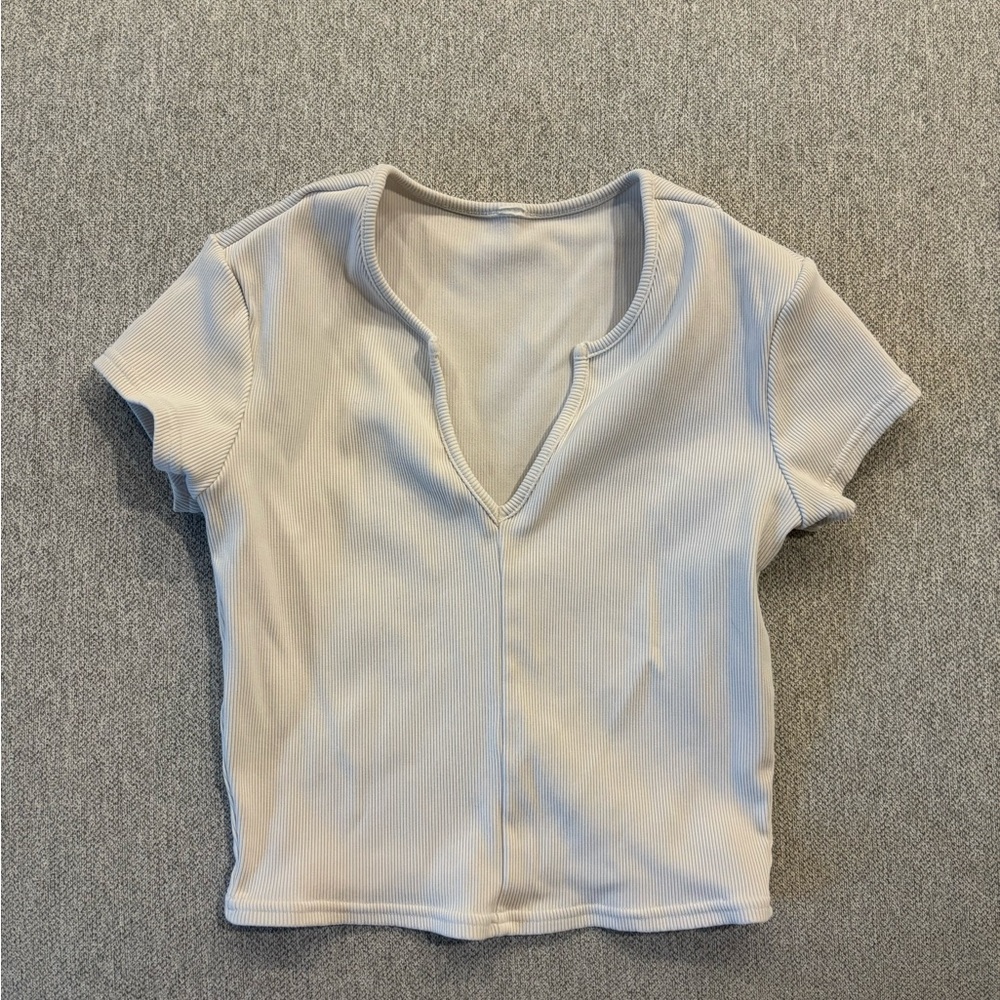 Alo women’s Savvy cropped white ribbed tshirt in white